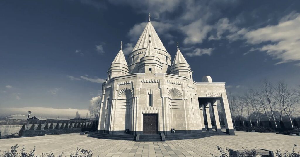 Храм Quba Mêrê Dîwanê в Акналиче (Армения) с коническими куполами под облачным небом
